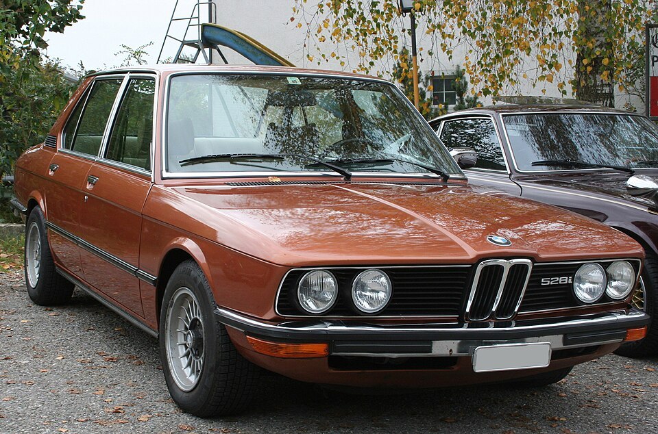 BMW 5 Series E12, седан