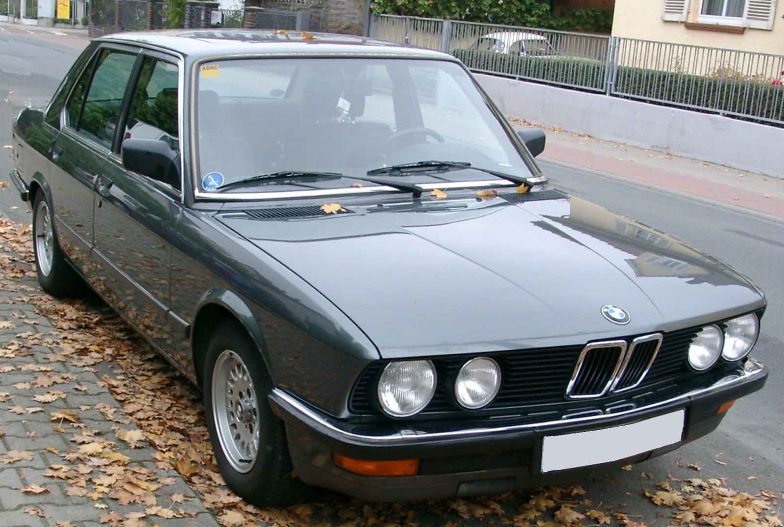 BMW 5 Series E28, седан
